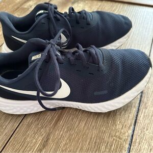 Nike Revolution 5 Men’s Dark Blue and White Sneakers, Size 9